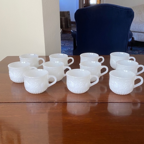 Vintage Milk Glass Large Punchbowl & 11 Mugs 6 Quart Capacity Great Entertaining - Picture 7 of 12